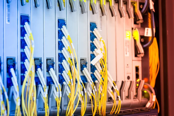 Fiberoptik med servrar i ett teknikdatacenter — Stockfoto