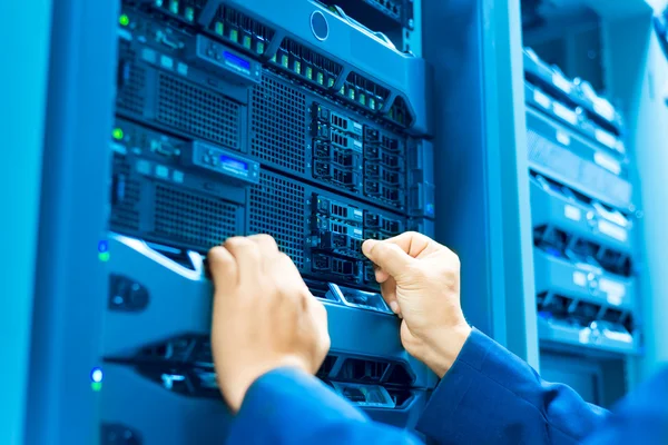 Rete server man fix nella sala data center — Foto Stock