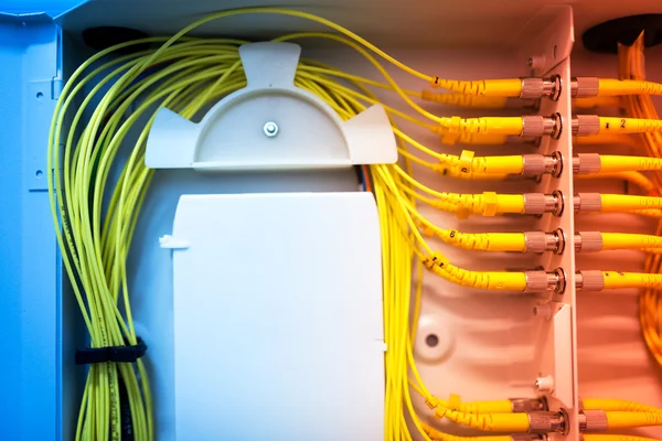 Bir teknoloji veri merkezinde sunucuları olan fiber optik — Stok fotoğraf