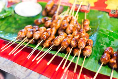 Pazarda ızgara sosis 