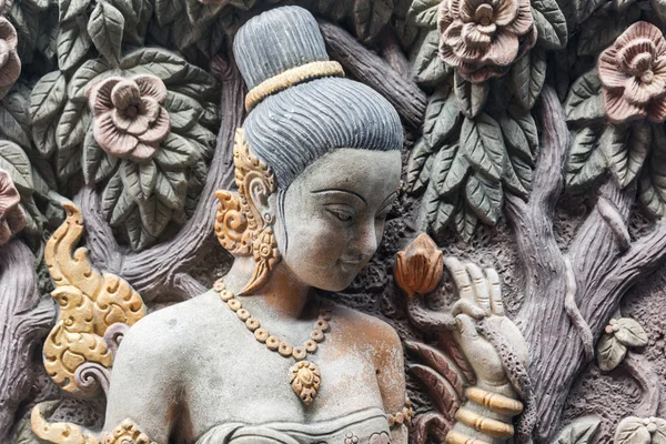 Estátua de anjo na natureza lugar em luz suave — Fotografia de Stock