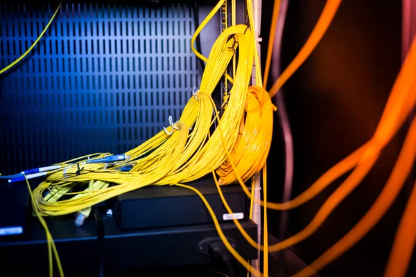 Fibra óptica com servidores em um data center de tecnologia — Fotografia de Stock