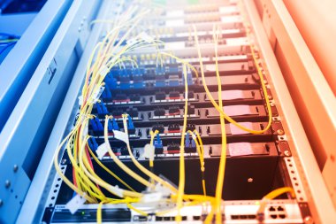 Bir teknoloji veri merkezinde sunucuları olan fiber optik