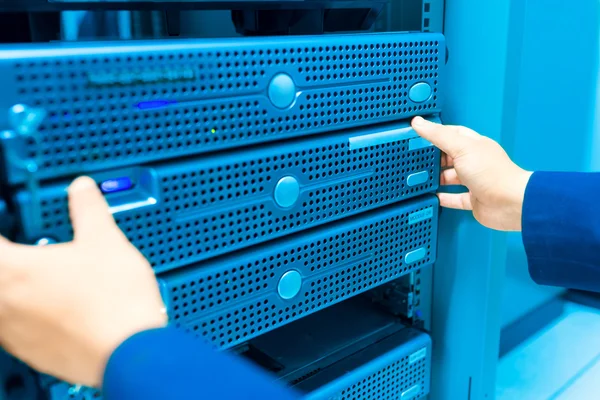 Man fixa servernätverk i datacenter rum — Stockfoto