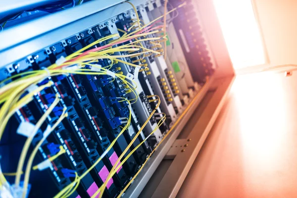 Bir teknoloji veri merkezinde sunucuları olan fiber optik