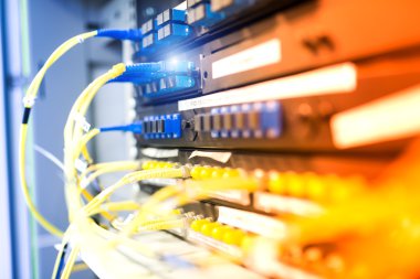 Bir teknoloji veri merkezinde sunucuları olan fiber optik