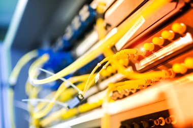 Bir teknoloji veri merkezinde sunucuları olan fiber optik