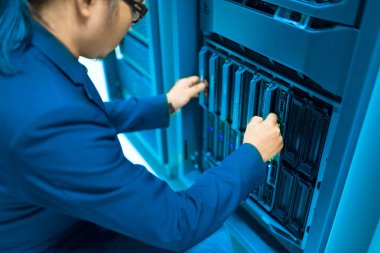 Man veri merkezi odasında sunucu ağını düzelt