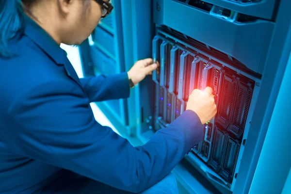 Man fix server network in data center room — Stock Photo, Image