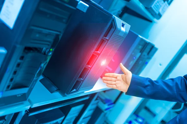 Rete server man fix nella sala data center — Foto Stock