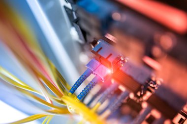 Bir teknoloji veri merkezinde sunucuları olan fiber optik