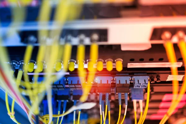 Fibra óptica com servidores em um data center de tecnologia — Fotografia de Stock