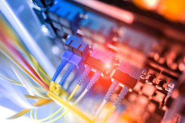 Bir teknoloji veri merkezinde sunucuları olan fiber optik