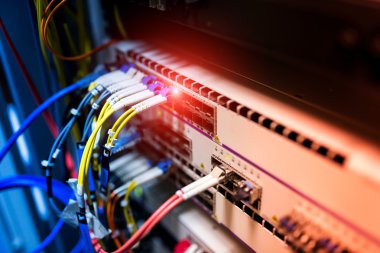 Bir teknoloji veri merkezinde sunucuları olan fiber optik