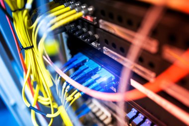 Bir teknoloji veri merkezinde sunucuları olan fiber optik