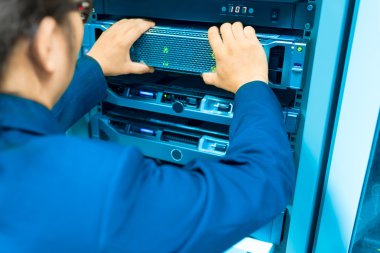 Man veri merkezi odasında sunucu ağını düzelt