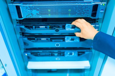 Man veri merkezi odasında sunucu ağını düzelt