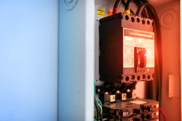 Caja de fusibles eléctrica al aire libre en luz suave — Foto de Stock