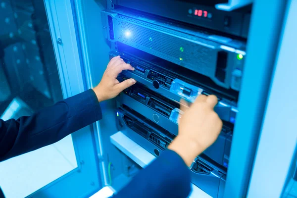 Man fix réseau de serveurs dans la salle de centre de données — Photo