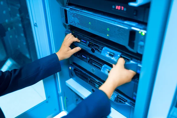 Rete server man fix nella sala data center — Foto Stock