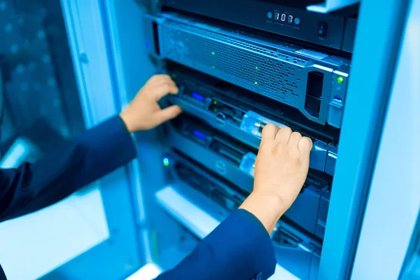 Man fix server network in data center room — Stock Photo, Image