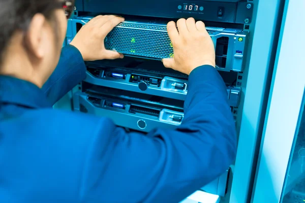 Rete server man fix nella sala data center — Foto Stock