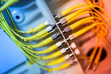 Bir teknoloji veri merkezinde sunucuları olan fiber optik