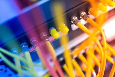 Bir teknoloji veri merkezinde sunucuları olan fiber optik