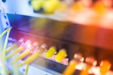 Bir teknoloji veri merkezinde sunucuları olan fiber optik