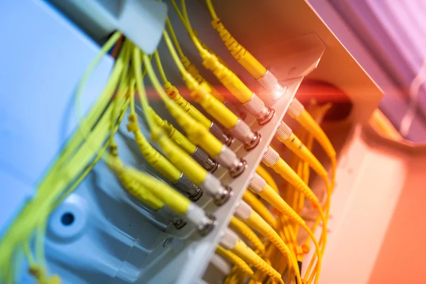 Fibra óptica con servidores en un centro de datos de tecnología — Foto de Stock