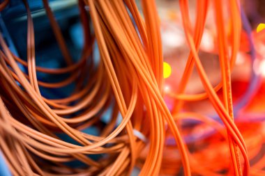 Bir teknoloji veri merkezinde sunucuları olan fiber optik
