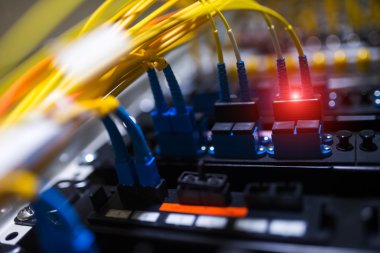 Bir teknoloji veri merkezinde sunucuları olan fiber optik