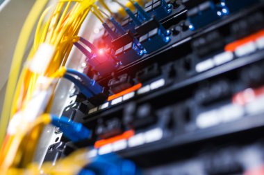 Bir teknoloji veri merkezinde sunucuları olan fiber optik