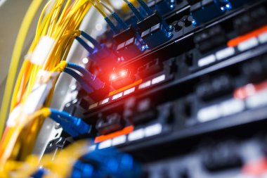 Bir teknoloji veri merkezinde sunucuları olan fiber optik