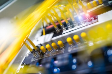 Bir teknoloji veri merkezinde sunucuları olan fiber optik