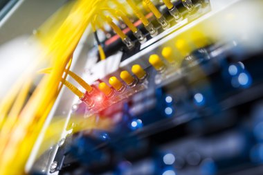 Bir teknoloji veri merkezinde sunucuları olan fiber optik