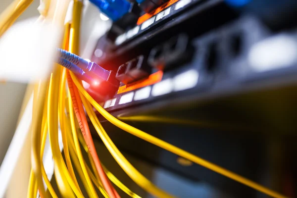 Fibre optique avec serveurs dans un centre de données technologique — Photo