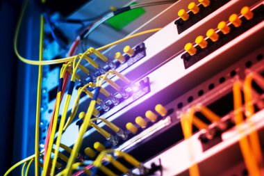 Bir teknoloji veri merkezinde sunucuları olan fiber optik