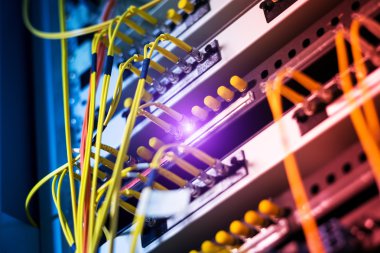 Bir teknoloji veri merkezinde sunucuları olan fiber optik