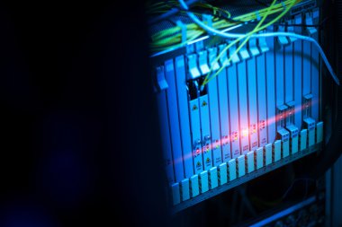 Bir teknoloji veri merkezinde sunucuları olan fiber optik