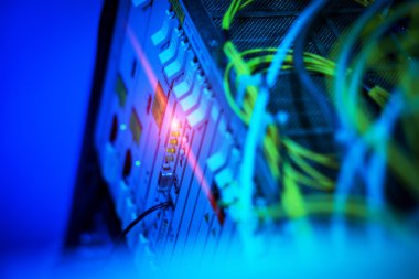 Bir teknoloji veri merkezinde sunucuları olan fiber optik