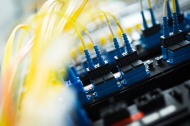 Bir teknoloji veri merkezinde sunucuları olan fiber optik