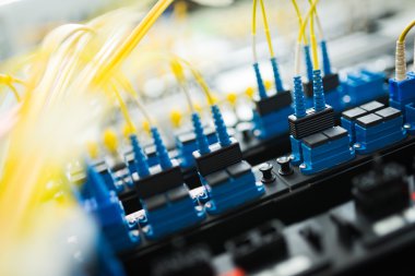 Bir teknoloji veri merkezinde sunucuları olan fiber optik