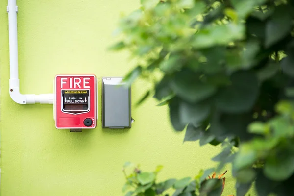 Brandalarm in de buurt van de deur brand — Stockfoto
