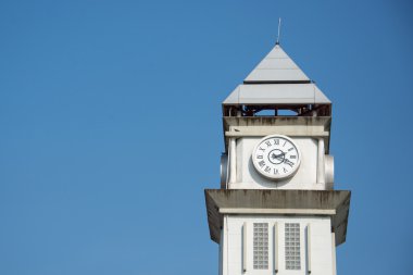 Parlak bir ışık altında Saat Kulesi