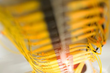 Bir teknoloji veri merkezinde sunucuları olan fiber optik