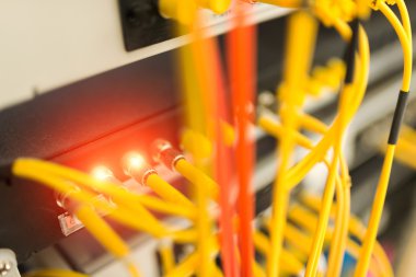 Bir teknoloji veri merkezinde sunucuları olan fiber optik