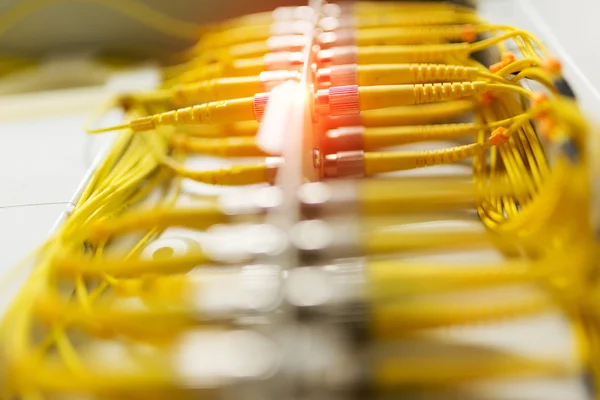 Fibra óptica com servidores em um data center de tecnologia — Fotografia de Stock