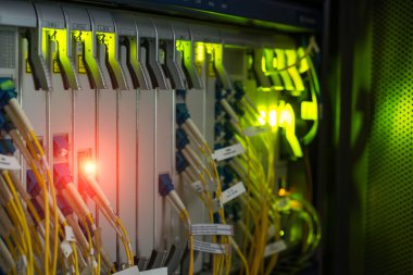 Bir teknoloji veri merkezinde sunucuları olan fiber optik