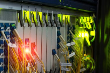 Bir teknoloji veri merkezinde sunucuları olan fiber optik